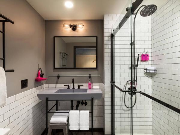 Moxy Boston Downtown : photo 5 de la chambre chambre 1 lit queen-size - vue sur ville et théâtre