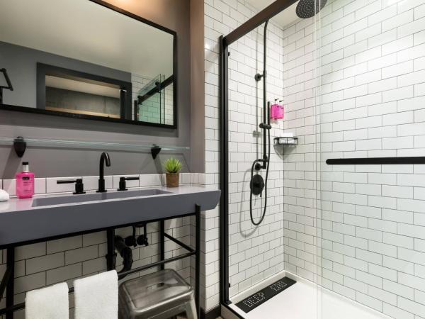 Moxy Boston Downtown : photo 6 de la chambre chambre 1 lit queen-size - vue sur ville et théâtre