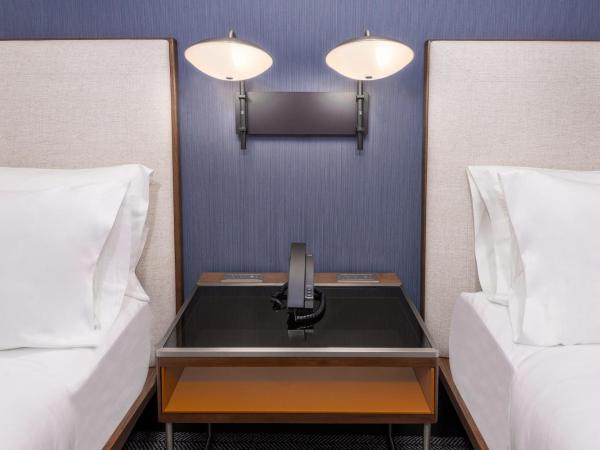 Courtyard by Marriott Atlanta Midtown : photo 3 de la chambre chambre double avec lit queen-size