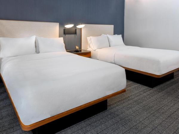 Courtyard by Marriott Atlanta Midtown : photo 2 de la chambre chambre double avec lit queen-size