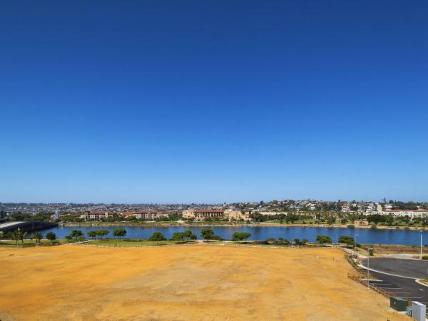 TownePlace Suites by Marriott San Diego Airport/Liberty Station : photo 4 de la chambre studio avec lit king-size et canapé-lit
