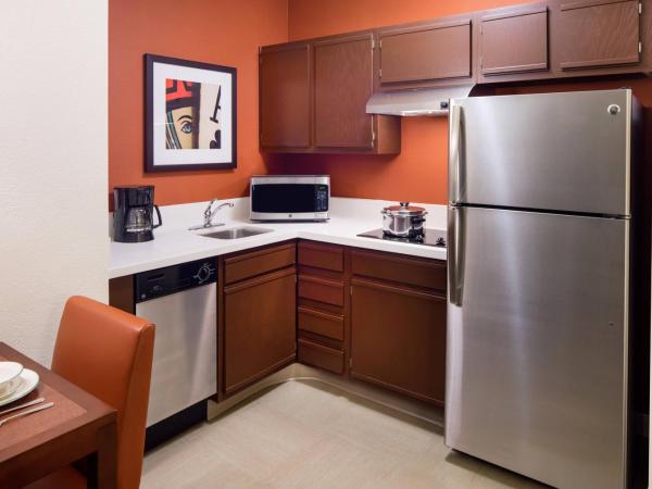 Residence Inn by Marriott Las Vegas Hughes Center : photo 3 de la chambre studio lit queen-size avec canapé-lit