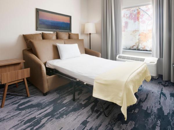 Fairfield by Marriott Inn & Suites Dallas East : photo 2 de la chambre suite lit king-size avec canapé-lit