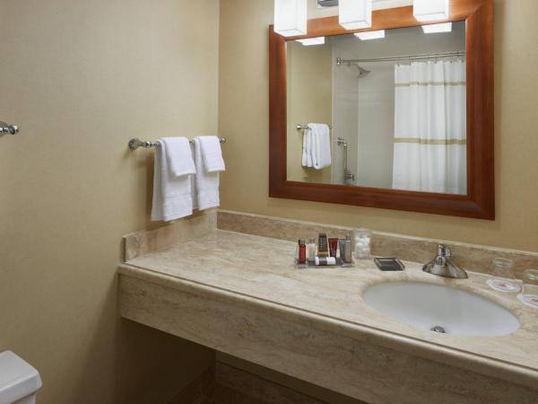 Toronto Airport Marriott Hotel : photo 4 de la chambre chambre d'angle avec 2 lits doubles