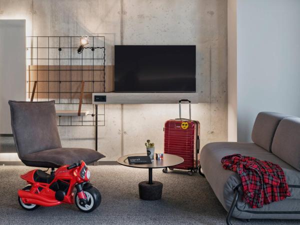 Moxy Munich Ostbahnhof : photo 1 de la chambre chambre familiale