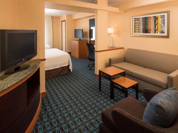 Fairfield Inn & Suites by Marriott Portland North : photo 1 de la chambre suite avec 2 lits queen-size et canapé-lit