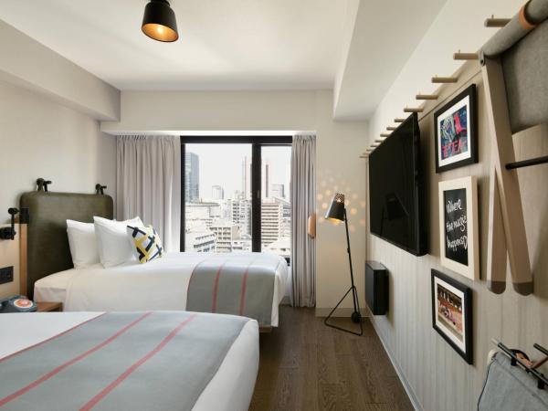 Moxy Osaka Shin Umeda : photo 1 de la chambre chambre standard 2 lits jumeaux/simples - vue sur ville