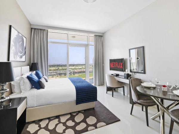 VayK - Chic Hotel-Style Studio in Damac Hills : photo 1 de la chambre appartement avec balcon