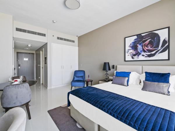 VayK - Chic Hotel-Style Studio in Damac Hills : photo 2 de la chambre appartement avec balcon