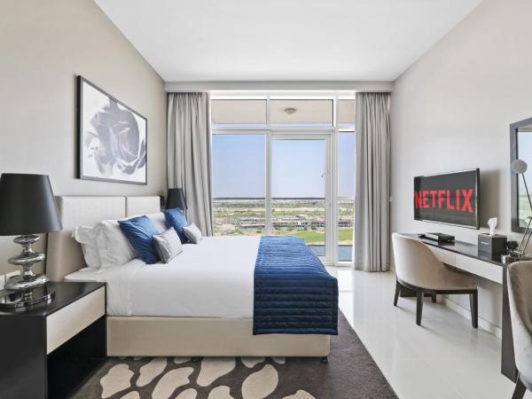 VayK - Chic Hotel-Style Studio in Damac Hills : photo 8 de la chambre appartement avec balcon