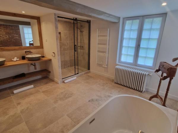 Au Moulin Saint Nicol - Honfleur : photo 9 de la chambre chambre 2 : chambre double deluxe avec douche et baignoire - vue sur jardin et fleuve