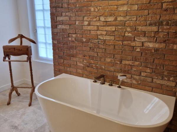 Au Moulin Saint Nicol - Honfleur : photo 4 de la chambre chambre 2 : chambre double deluxe avec douche et baignoire - vue sur jardin et fleuve