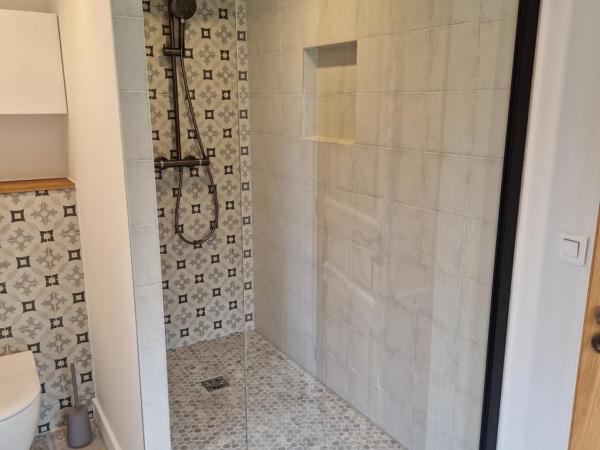 Au Moulin Saint Nicol - Honfleur : photo 3 de la chambre chambre 5 : chambre double avec douche - vue sur jardin