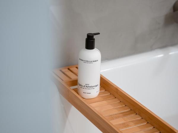 Court Hotel Utrecht City Centre : photo 6 de la chambre chambre lit king-size - vue sur jardin