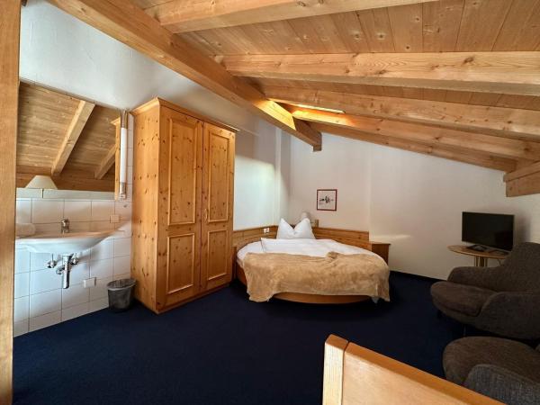 Hotel Bünda Davos : photo 7 de la chambre chambre familiale avec balcon