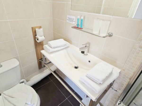 HOTEL DES CALANQUES : photo 10 de la chambre chambre double ou lits jumeaux