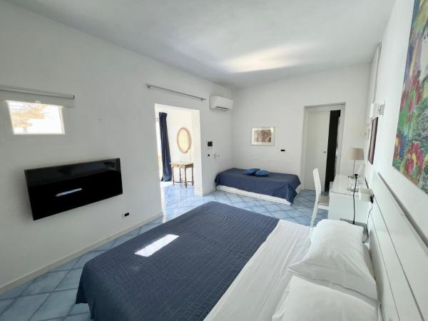 Hotel Casa Sofia : photo 3 de la chambre chambre triple de luxe avec terrasse vue sur mer