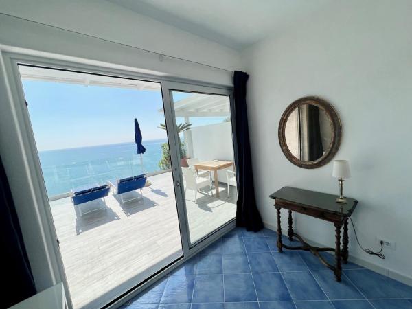 Hotel Casa Sofia : photo 2 de la chambre chambre triple de luxe avec terrasse vue sur mer