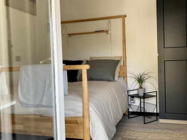 Studio Le Roof - Une vue splendide - Petit déjeuner inclus 1ère nuit - AUX 4 LOGIS : photo 3 de la chambre appartement avec terrasse