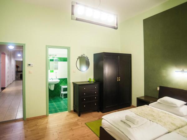 Budapest Rooms Bed and Breakfast : photo 2 de la chambre chambre quadruple avec salle de bains privative