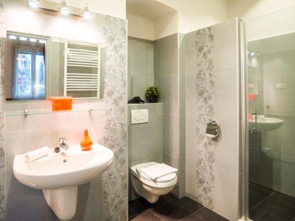 Budapest Rooms Bed and Breakfast : photo 1 de la chambre chambre familiale avec salle de bains