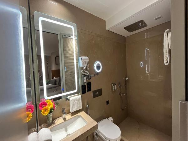 Morvee Hotels Alipore Kolkata : photo 5 de la chambre chambre supérieure lit queen-size