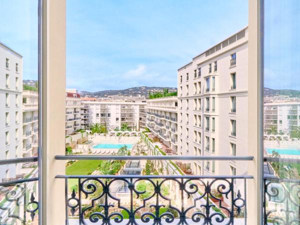 Carlton Cannes, a Regent Hotel : photo 3 de la chambre suite avec canap-lit-vue sur jardin