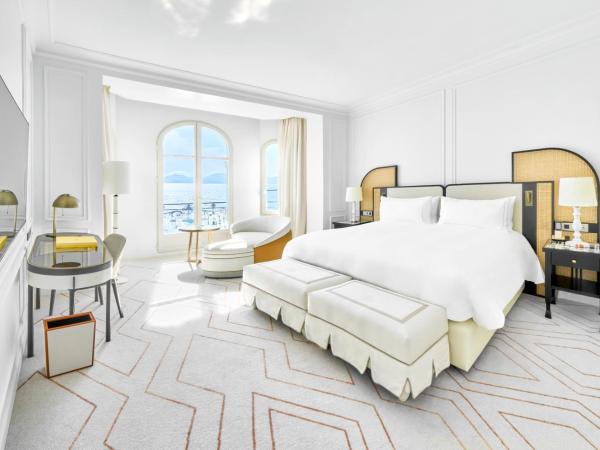 Carlton Cannes, a Regent Hotel : photo 3 de la chambre chambre premium avec lit king-size et vue sur la mer