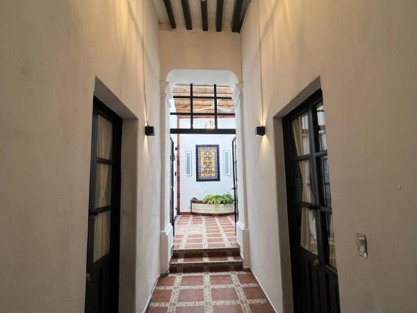 Hostal Luna 49 : photo 5 de la chambre chambre triple avec salle de bains commune