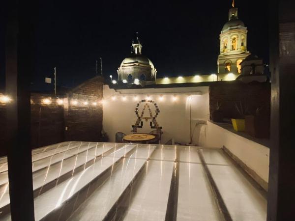 Hostal Luna 49 : photo 2 de la chambre chambre triple avec salle de bains commune