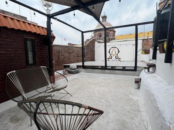 Hostal Luna 49 : photo 1 de la chambre chambre triple avec salle de bains commune