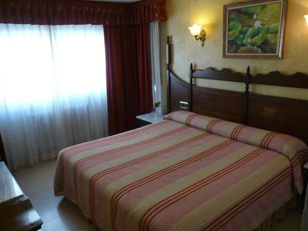 Hotel Reyes Catolicos : photo 4 de la chambre chambre double ou lits jumeaux