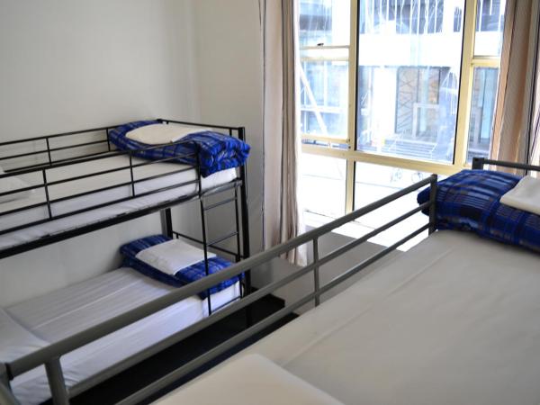 Maze Backpackers - Sydney : photo 1 de la chambre lit dans dortoir mixte de 4 lits avec salle de bains commune