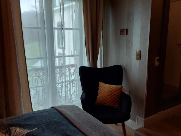 La chambre et le studio du château du golf de Bernalmont : photo 10 de la chambre chambre double avec salle de bains privative