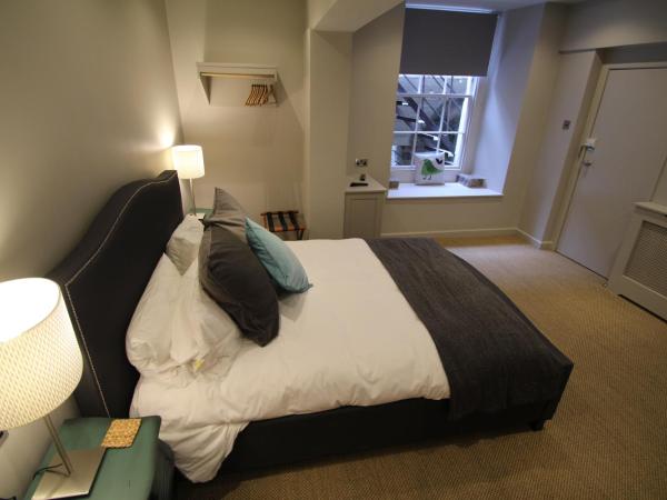 Edgar Townhouse : photo 4 de la chambre hébergement triple avec salle d'eau privative