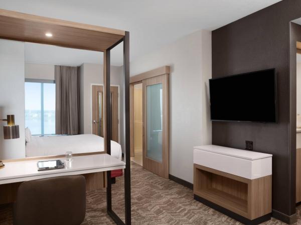 SpringHill Suites by Marriott Orlando Theme Parks Lake Buena Vista : photo 3 de la chambre suite lit king-size avec canapé-lit