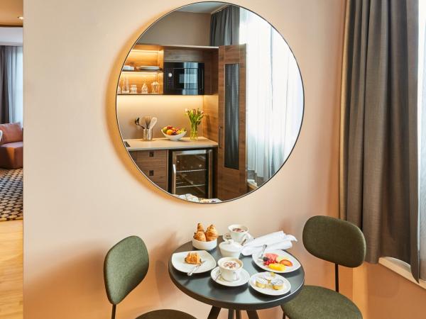 Pullman Stuttgart Fontana : photo 5 de la chambre suite lit king-size avec kitchenette