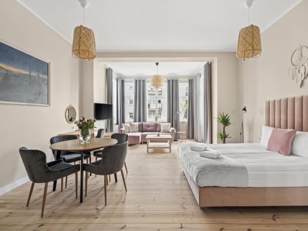 Boho Rooms Sopot : photo 3 de la chambre chambre quadruple avec balcon et salle de bains commune