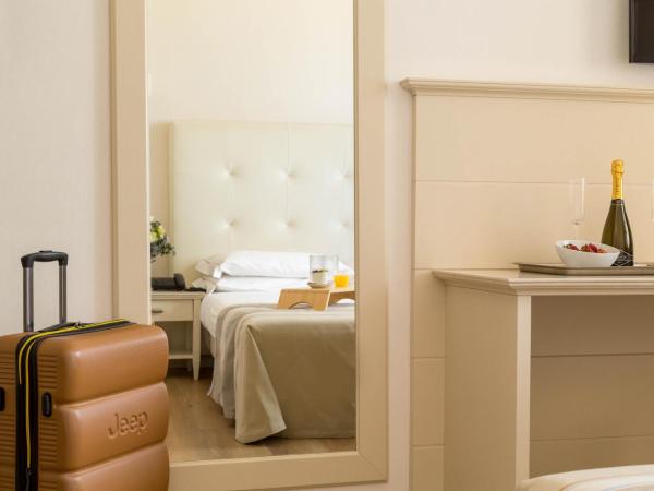 Hotel Catalunya : photo 7 de la chambre chambre double ou lits jumeaux - vue latérale sur mer