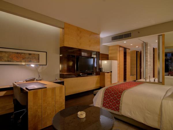 JW Marriott Hotel New Delhi Aerocity : photo 2 de la chambre  chambre premier lit king-size - vue sur piscine 