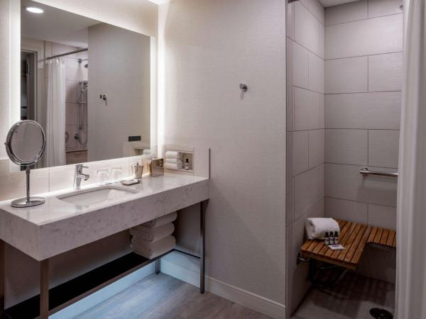 Hyatt Regency Portland at the Oregon Convention Center : photo 1 de la chambre chambre lit king-size avec douche accessible en fauteuil roulant - adaptée aux personnes à mobilité réduite
