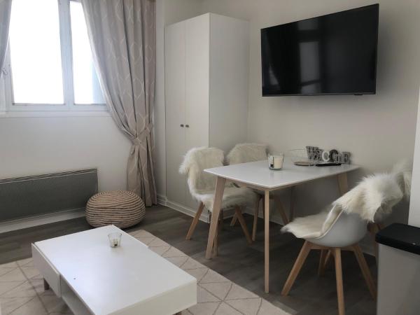 Kyriad Saumur Hyper Centre Hôtel Appartements et SPA soins Sothys Paris : photo 2 de la chambre appartement avec balcon