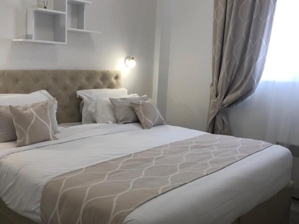 Kyriad Saumur Hyper Centre Hôtel Appartements et SPA soins Sothys Paris : photo 4 de la chambre appartement avec balcon