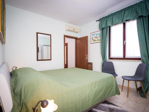 Villa Matohanca : photo 4 de la chambre chambre double ou lits jumeaux - vue sur jardin