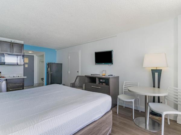 Sun N Sand Resort : photo 5 de la chambre hébergement lit king-size premier avec coin cuisine - côté océan