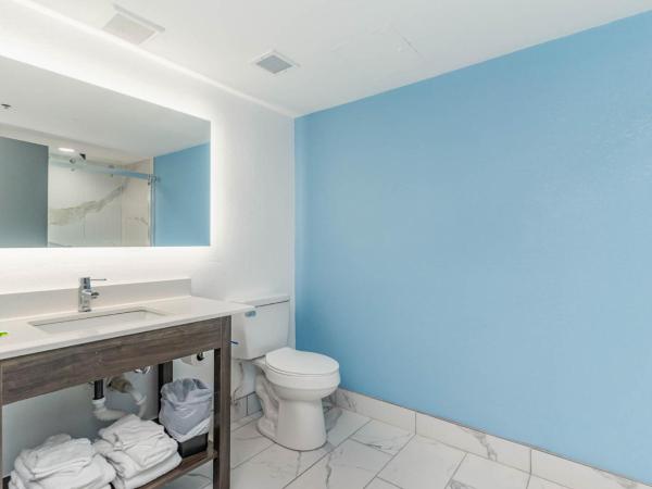 Sun N Sand Resort : photo 3 de la chambre hébergement premier avec 2 lits queen-size et fenêtre - vue sur océan