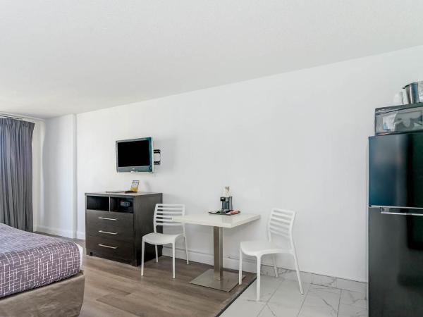 Sun N Sand Resort : photo 5 de la chambre hébergement lit king-size premier avec coin cuisine - vue sur océan