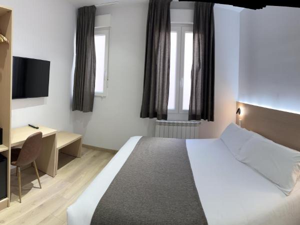 Hostal Abadia Madrid : photo 4 de la chambre chambre double supérieure - vue sur ville