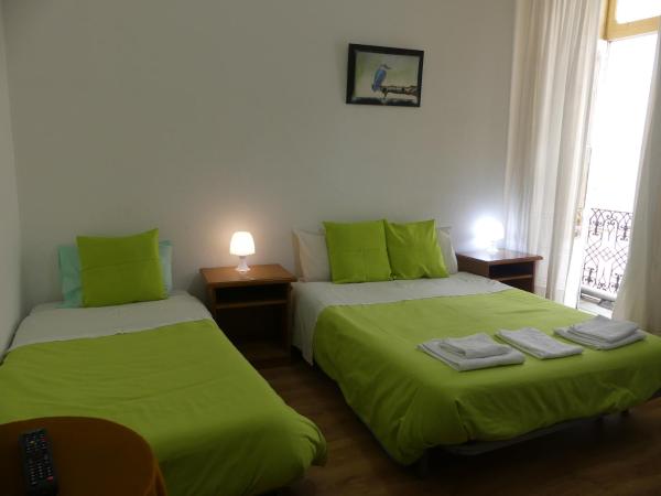Pensão Santa Cruz : photo 9 de la chambre chambre triple avec salle de bains privative