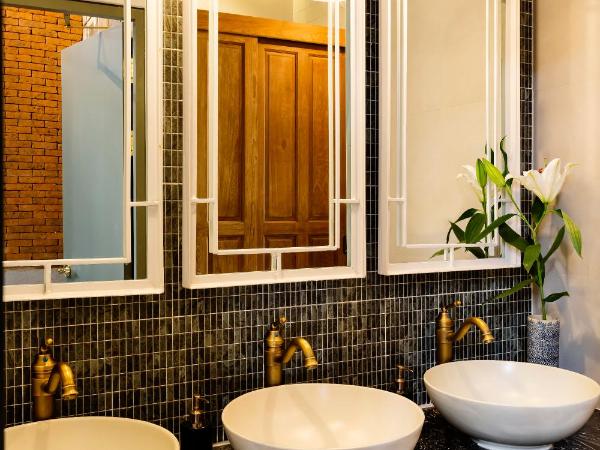 Khunluang Hostel : photo 9 de la chambre chambre familiale avec salle de bains commune